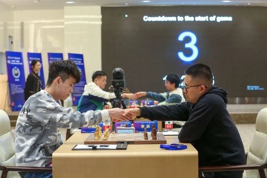 苏知非摊开手掌，轻叹道：哎，其实我们也没什么线索，就是见过他一面，大概知道他长什么样子，除此之外，也就没什么有价值的线索了。